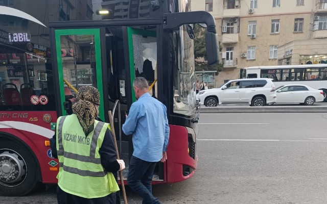 Bakıda sərxoş sərnişin avtobusun şüşəsini sındırdı - FOTO