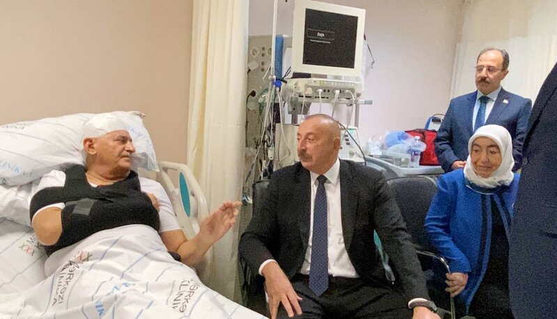 İlham Əliyev avtomobil qəzası keçirən Binəli Yıldırım və Şamil Ayrıma xəstəxanada baş çəkdi - FOTOLAR
