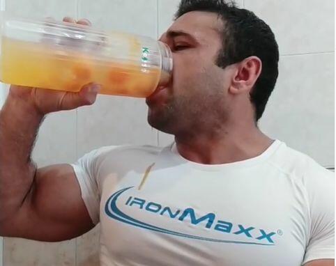 Azərbaycanlı teleaparıcı birnəfəsə 30 çiy yumurtanı içdi - VİDEO