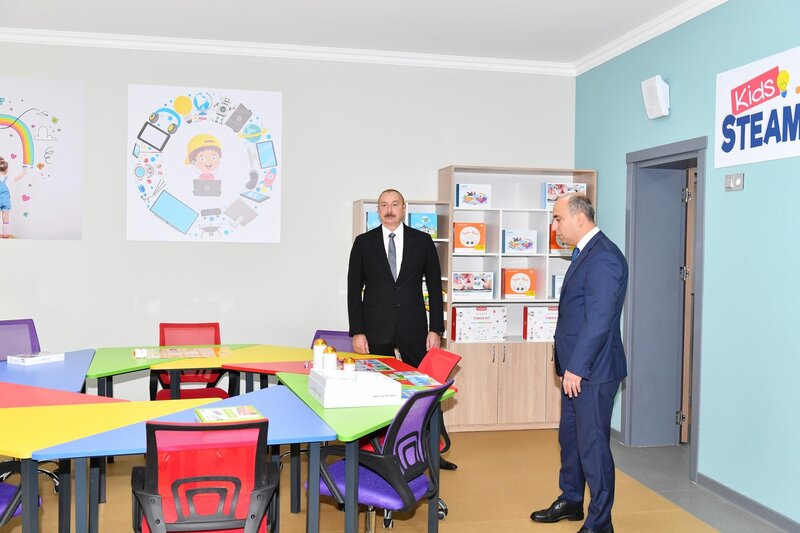İlham Əliyev 11 nömrəli tam orta məktəbin yeni binasının açılışında - FOTOLAR