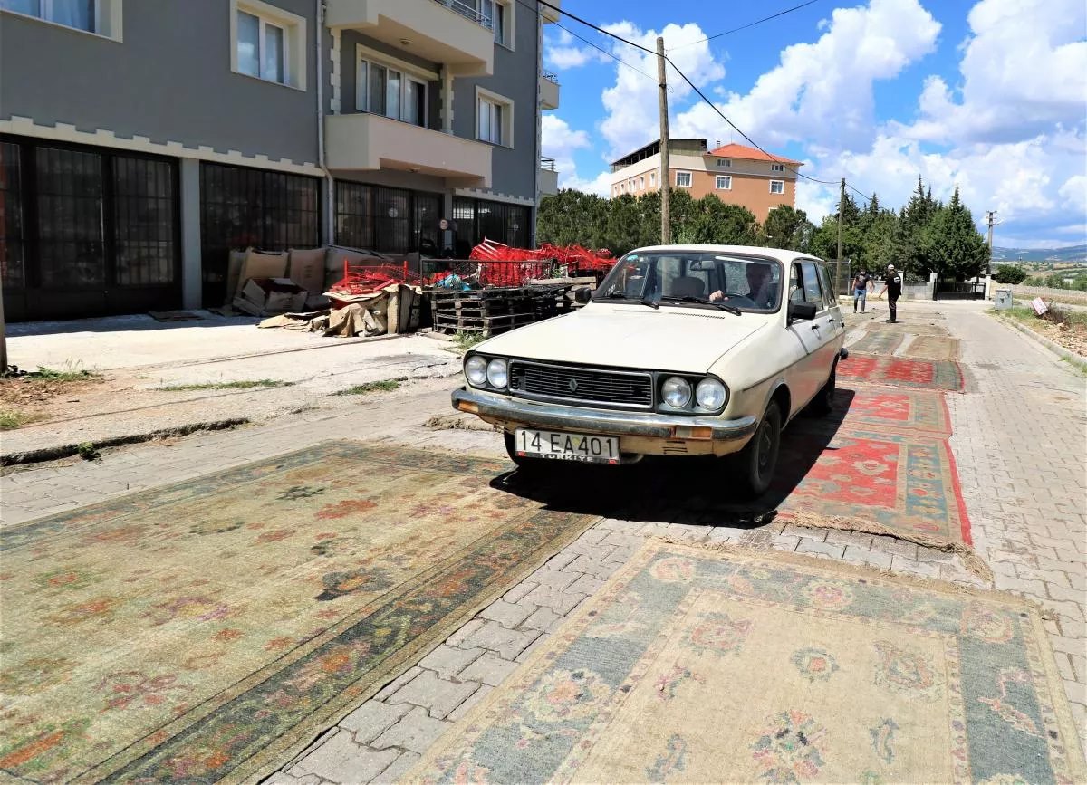 İxrac məqsədilə hazırlanan xalçalar nə üçün yolun ortasına sərilir? - FOTO