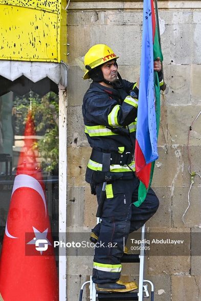 Azərbaycan və Türkiyə bayraqlarını yanğından mühafizə edən FHN əməkdaşları - FOTO