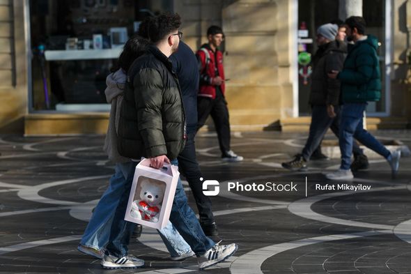 Paytaxtda Sevgililər Günü ab-havası - FOTOREPORTAJ