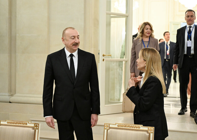 Prezidentin adından Meloninin şərəfinə şam yeməyi verildi - FOTOLAR