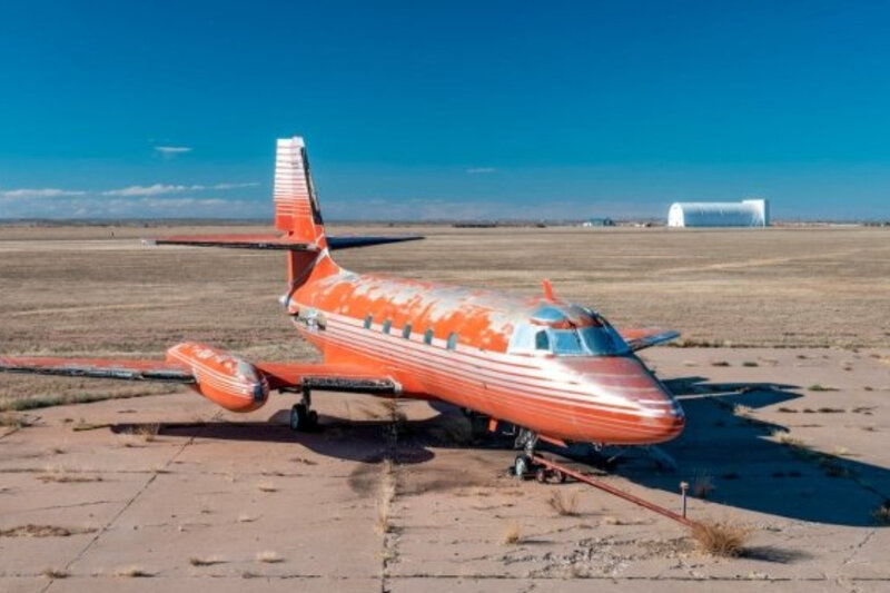 Elvis Preslinin 40 il səhrada dayanan təyyarəsi satıldı - FOTO