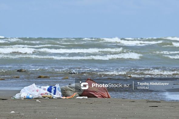 Buzovna çimərliyi zibillik içində - FOTOREPORTAJ