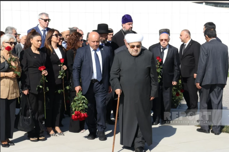 Dövlət və hökumət rəsmiləri Bakıdakı Zəfər parkında - FOTOLAR