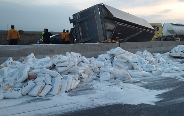 Yük maşını aşdı, yolu bağladı - FOTOLAR