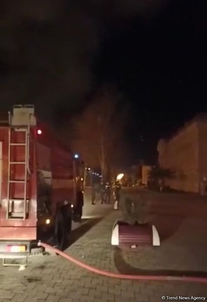 İcra Hakimiyyətinin yaxınlığındakı Yeni il ağacı yandı - FOTOLAR