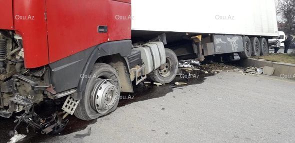 Qubada dairəni dönə bilməyən TIR qəza törətdi: Yaralı var - FOTO 