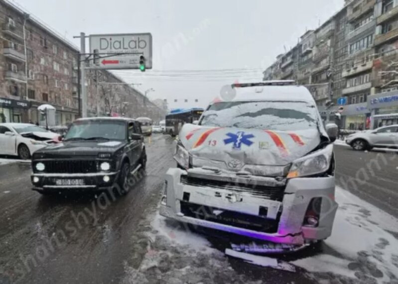 İrəvanda təcili yardım maşını qəzaya uğradı - Yaralılar var