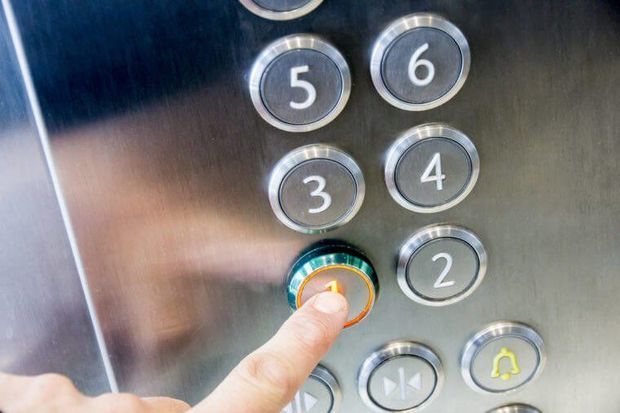Bakıda bir nəfər liftdə qaldı