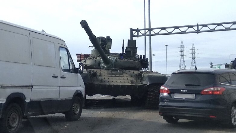 Tank avtodaşıyıcıdan yolun ortasına düşdü – VİDEO