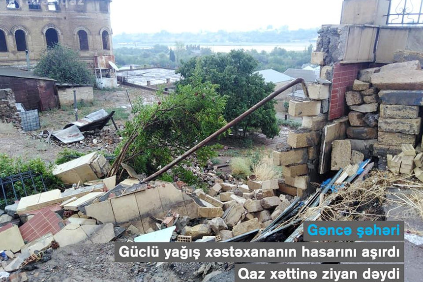 Gəncədə xəstəxananın hasarı uçdu, qaz xətti yararsız hala düşdü