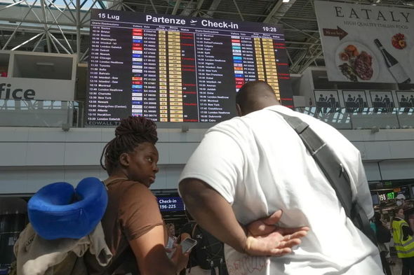 İtaliyada minə yaxın reys təxirə salındı, yüz minlərlə sərnişin aeroportlarda qaldı - FOTO