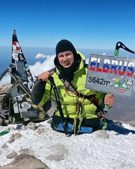 Ayaqları olmayan Rüstəm Nəbiyev Elbrus dağını əlləri ilə fəth etdi - FOTO/VİDEO
