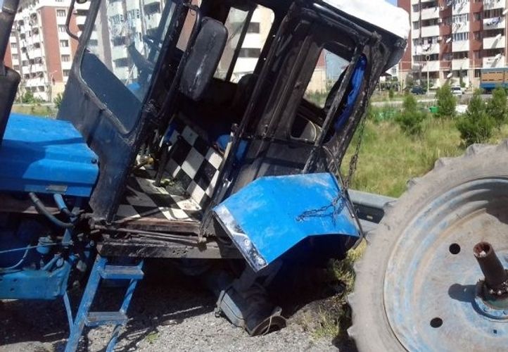 Cəlilabadda traktorla minik maşını toqquşdu: Sürücü öldü