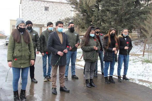 Regionlarda gənclər Xocalı soyqırımı qurbanlarının xatirəsini andılar - FOTO