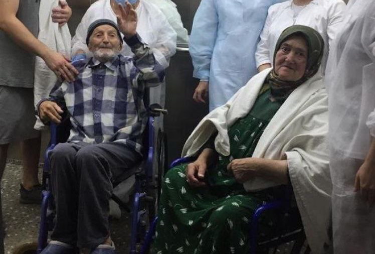 COVID-19-a görə ayrı düşən baba və nənənin romantik görüşləri - FOTO