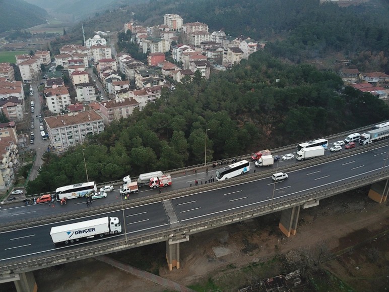 23 avtomobil toqquşdu - İstanbul yolu bağlandı / FOTOLAR