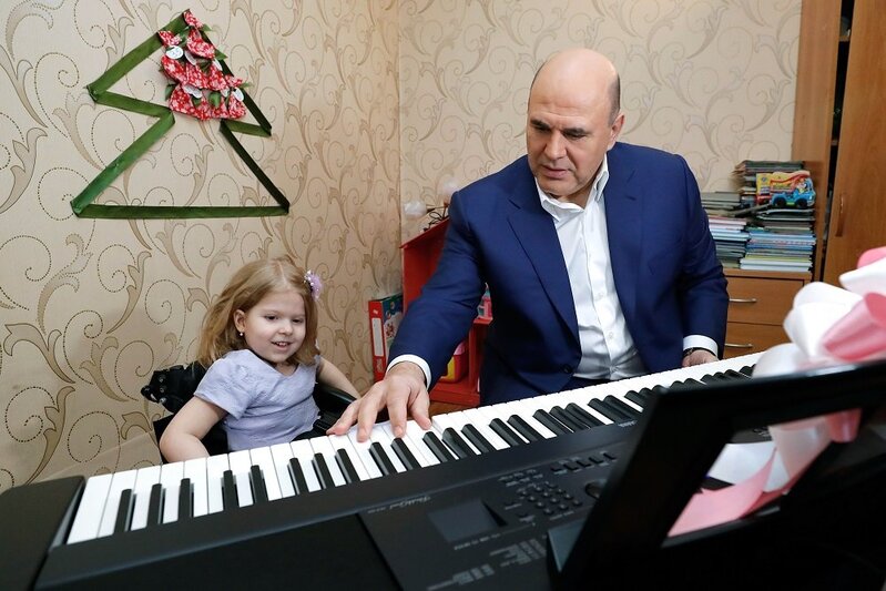 Mişustin dörd yaşlı qızın Milad arzusunu gerçəkləşdirdi, onun üçün musiqi ifa etdi - VİDEO