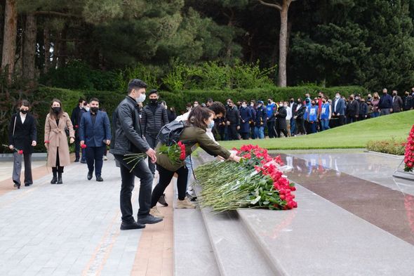 Gənclər təşkilatları ulu öndər Heydər Əliyevin məzarını ziyarət ediblər - FOTO