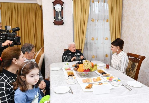 Mehriban Əliyeva Xalq artisti Əlibaba Məmmədovun evində qonaq olub - YENİLƏNİB + FOTO