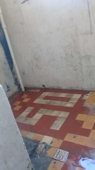 Sakinlər narahatdır: Qəzalı vəziyyətdə olan binanı su basıb - FOTO