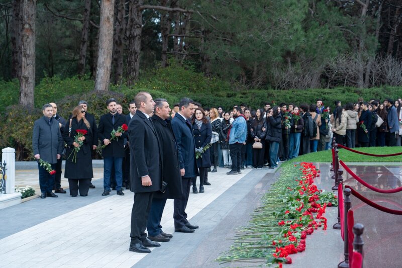 İCMA-nın İdarə Heyəti və üzvləri Fəxri xiyabanı ziyarət ediblər - FOTOLAR