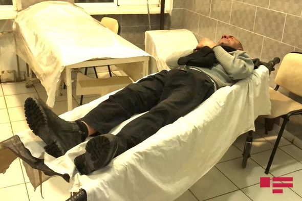 Xalq artistinin qardaşı özünü maşının altına atıb - FOTO
