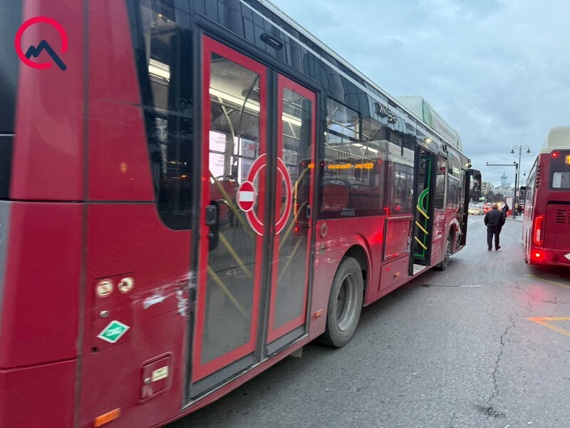 Metronun qarşısında avtobuslar TOQQUŞDU - FOTO