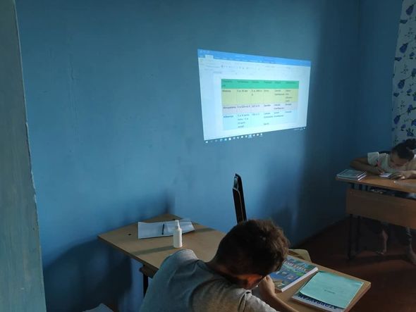 Ucqar kənddə çalışan azərbaycanlı müəllim distant təhsili fərqli üsulla əvəz etdi - FOTO
