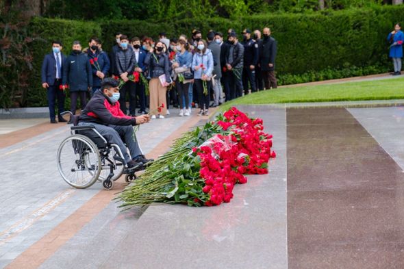 Gənclər təşkilatları ulu öndər Heydər Əliyevin məzarını ziyarət ediblər - FOTO