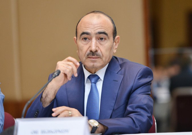 Həbs olunduğu deyilən Əli Həsənov Oxu.Az-a danışdı: "Avropadayam