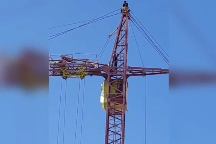 Azərbaycanda 23 yaşlı oğlan xəyanətə görə özünü krandan atdı - ANBAAN VİDEO