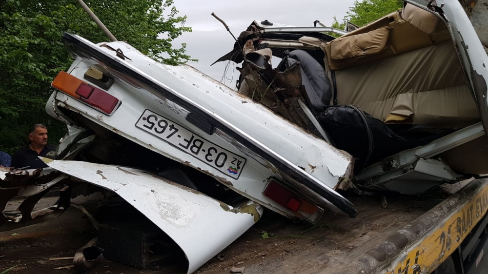 Ağdaşda qəzada maşın iki hissəyə bölündü, ölən var - FOTO