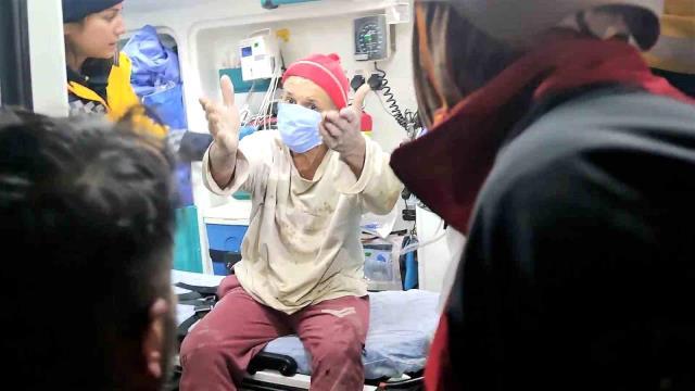 79 yaşlı kişi 72 saat sonra sağ tapıldı: Nəvəm də yanımda idi