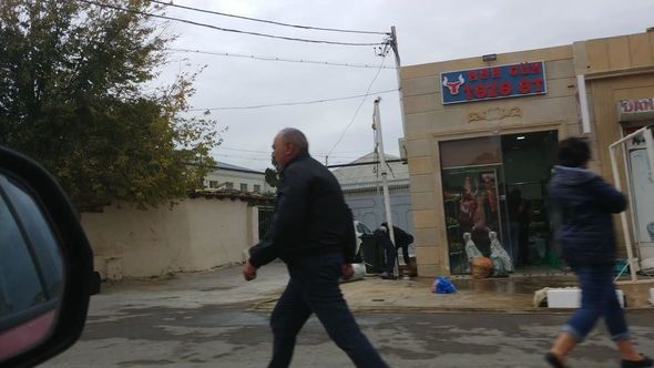 Bakıda daha bir iyrənc mənzərə: Qanunsuz ət kəsiminə niyə göz yumulur? - FOTO