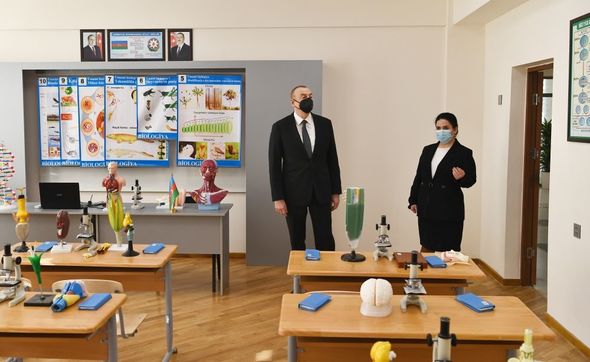 İlham Əliyev Bakıda yenidən tikilən məktəblərdə yaradılan şəraitlə tanış olub - FOTO/VİDEO
