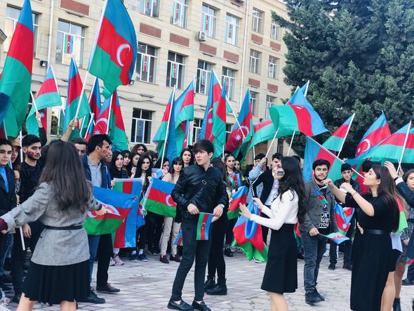 BDU-dan Bayraq Gününə töhfə: "Üç rəngin kölgəsində!" - FOTO/VİDEO