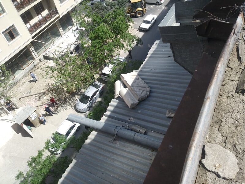 Bakıda binadan qopan beton parçaları təhlükə yaratdı - FOTO
