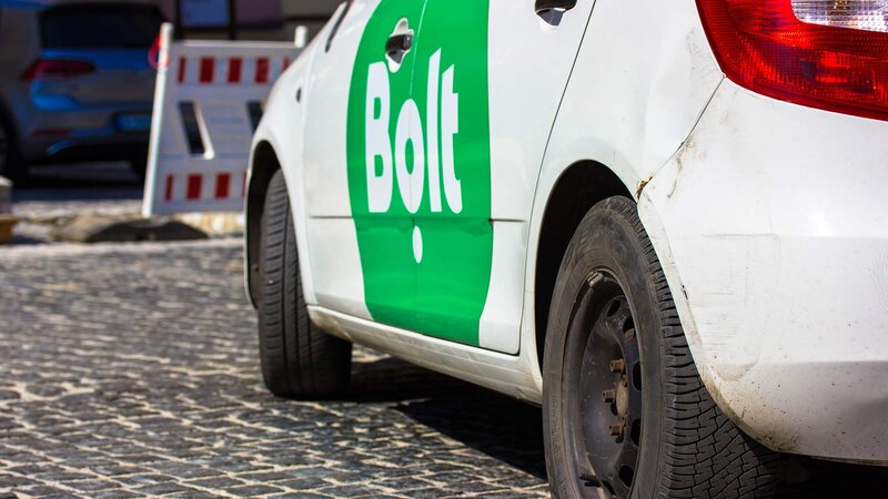 Bakıda taksi sürücüsü yol puluna görə qazini döydü