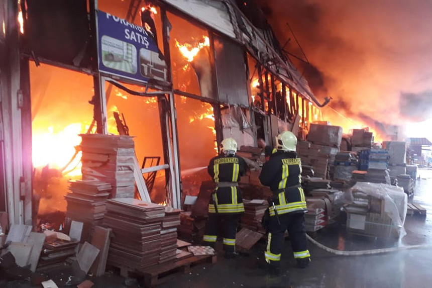 Ticarət Mərkəzindəki yanğınla bağlı 3-cü dərəcəli çağırış elan olundu