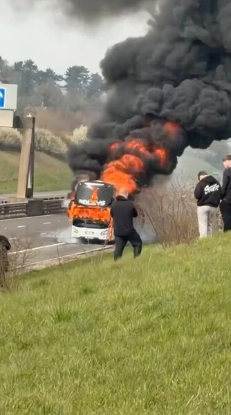 Azarkeşləri daşıyan avtobus yolda yanıb kül oldu - FOTOLAR