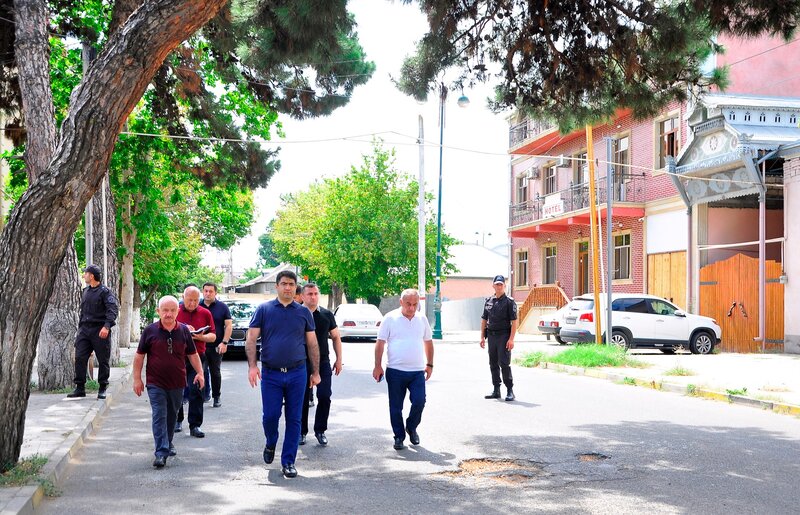 Seymur Orucov şəhərdaxili küçələri gəzərək görüləcək işlərlə bağlı tapşırıqlarını verdi - FOTOLAR