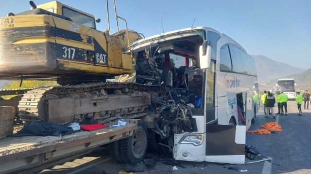 TIR aşdı: 3 nəfər öldü