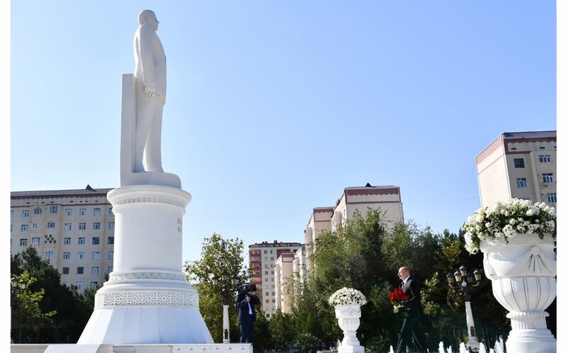 İlham Əliyev Sumqayıtda Ulu Öndər Heydər Əliyevin abidəsini ziyarət etdi
