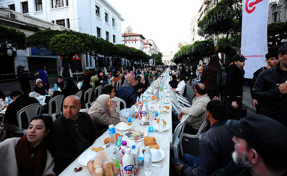 Afrikanın ən zəngin ölkələrindən birində 4 ildən sonra kollektiv iftar - FOTO