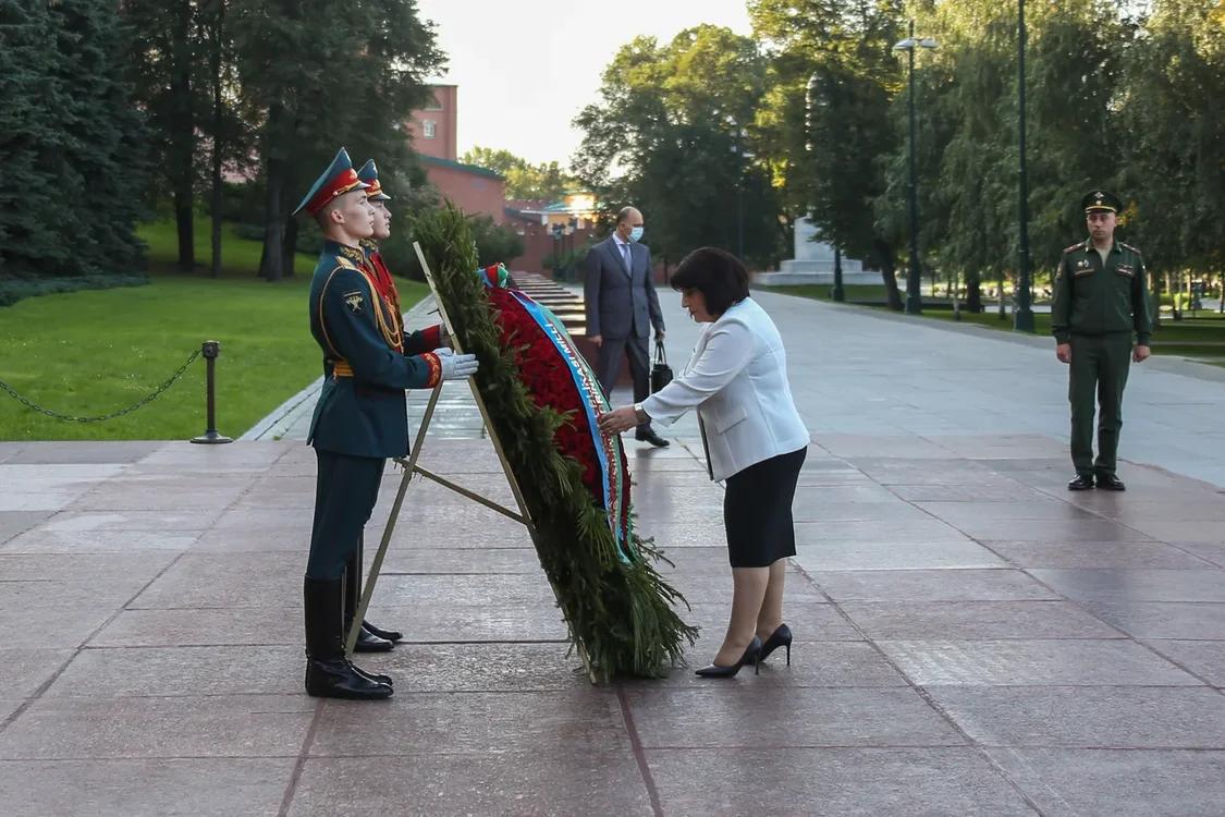 Sahibə Qafarova naməlum əsgərin məzarını ziyarət etdi – FOTO 