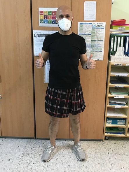 İspaniyada kişi müəllimlər dərslərə ətək geyinərək qatıldılar - FOTO